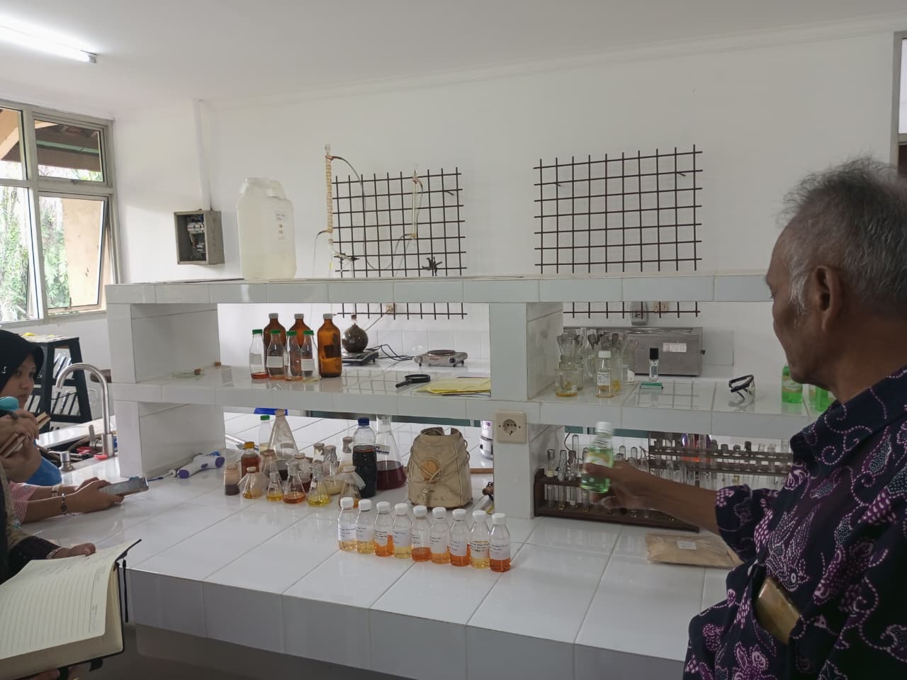 SEAMEO BIOTROP: Kunjungan Inspiratif untuk Pengembangan KIR 3 laboratorium minyak atsiri SEAMEO BIOTROP